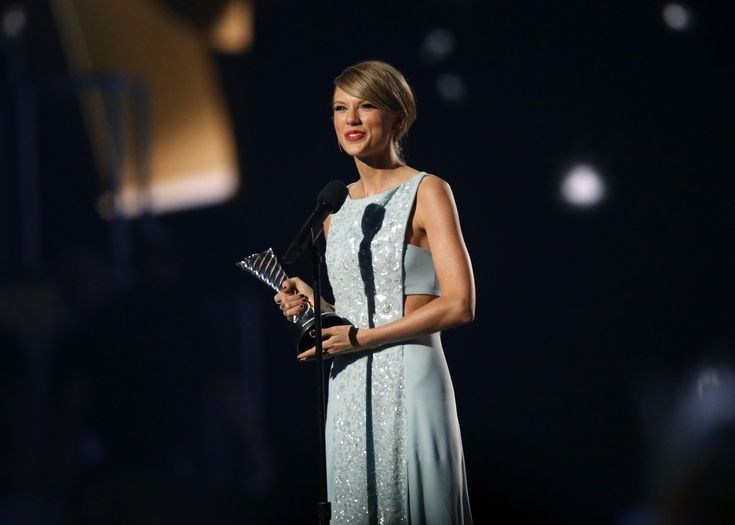 𝘼𝙧𝙩𝙞𝙨𝙩 𝘼𝙬𝙖𝙧𝙙:IFPI World's Best-Selling Artist of 2014Billboard Woman of the YearBillboard Artist of the YearElle Woman of the YearBMI Songwriter of the YearThe Taylor Swift Award50th Milestone AwardBrits International Female Artist+20 more artist awards