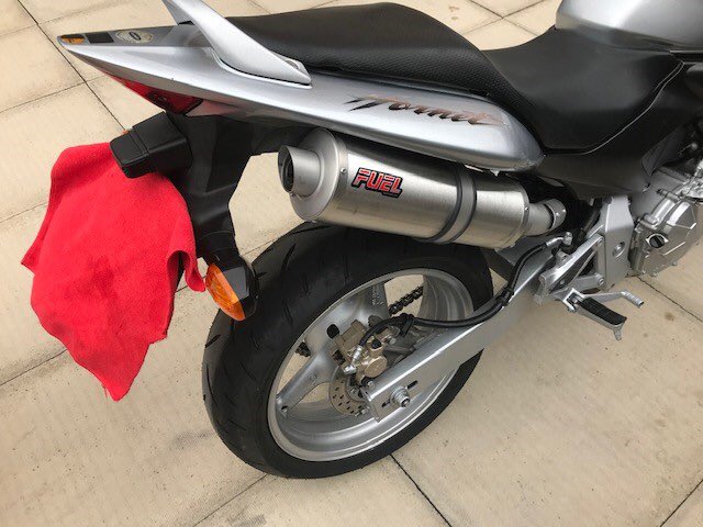 FuelExhaustsLtd's tweet photo. Customer images... Darius’s Honda Hornet 600 fitted with Slash brushed stainless round mini exhaust. 🏍💨🇬🇧 #fuelexhausts #fuelexhaust #hondahornet600 #hornet600 #aftermarketexhaust #lifetimeguarantee #motorcycles #loudpipessavelives #throttlelife #buybritish #madeinbritain https://t.co/qjYukX2S11