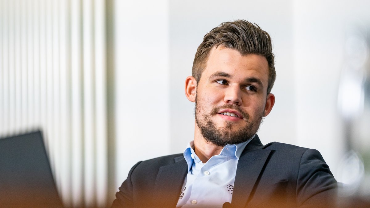 GreenPawns's tweet photo. At a press conference in Oslo, @MagnusCarlsen has just announced the Magnus Carlsen Tour, a series of online tournaments with a $1 million prize fund. A total of five events are part of it, including the already held #MagnusInvite and a grand final in August. https://t.co/1Vmd6lbVOR