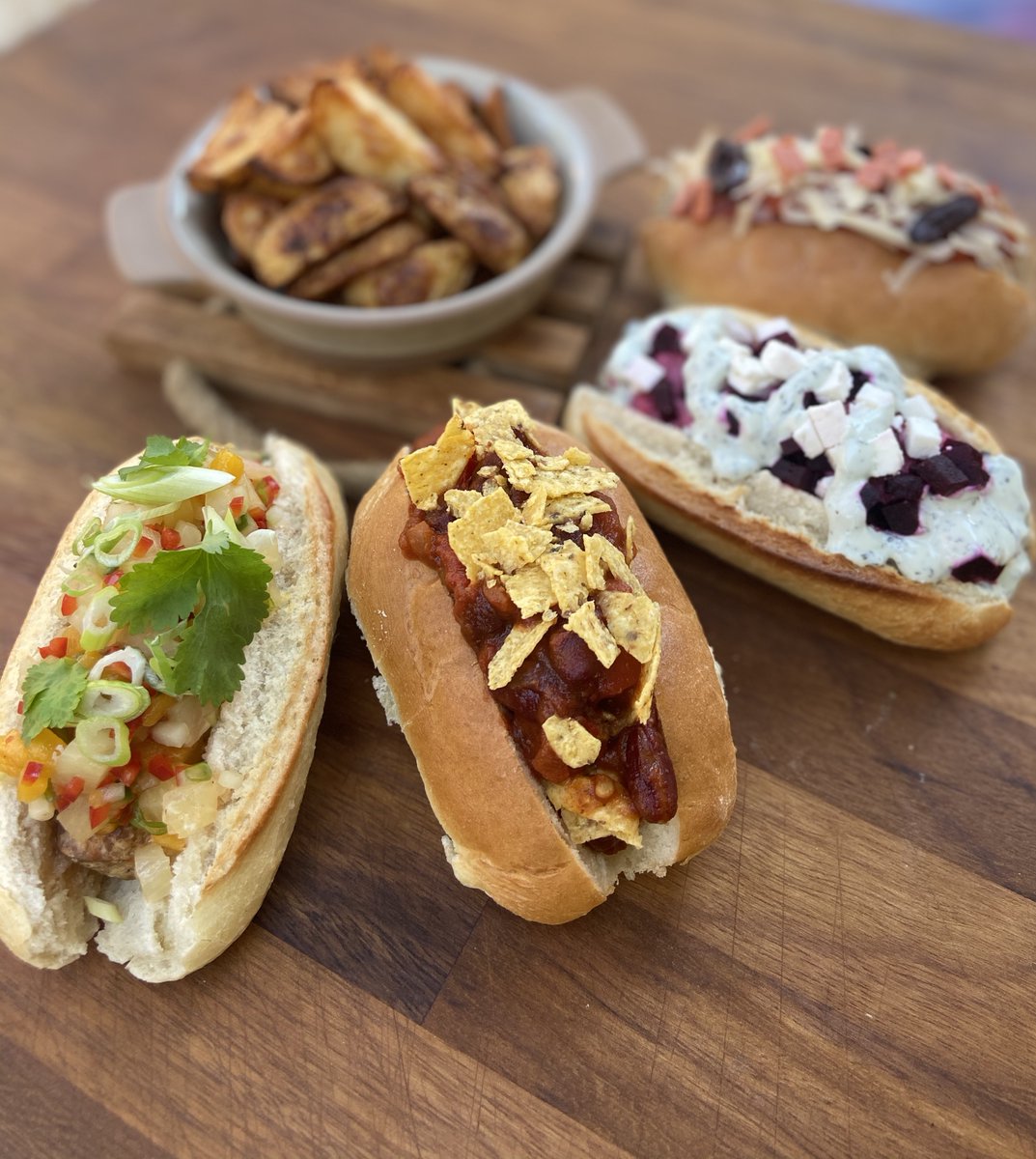 TheSYKitchen's tweet photo. HOT DOGS WITH MINI JACKET WEDGES! ๐ญ๐
๐@BigChefAndrew has come up with 4 types of tasty, colourful toppings you & the kids can get creative with! ๐ Which one will you pick? Tag us in your creations to feature on our Fridge of Fame! #CookTogetherEatTogether #CookingWithKids https://t.co/z01Qy2u9iD