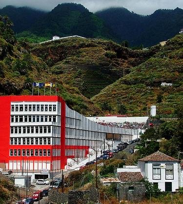 JorgeAbizanda's tweet photo. @SDTenisca juega ahora en el Virgen de las Nieves, con 6.000 localidades. Este equipo y el otro representativo de La Palma, el @CDMensajero, son los unicos  clubes canarios que tienen estadio en propiedad. El Silvestre Carrillo se encuentra en la azotea de un edificio. Dos joyas https://t.co/3sqdut6g4L