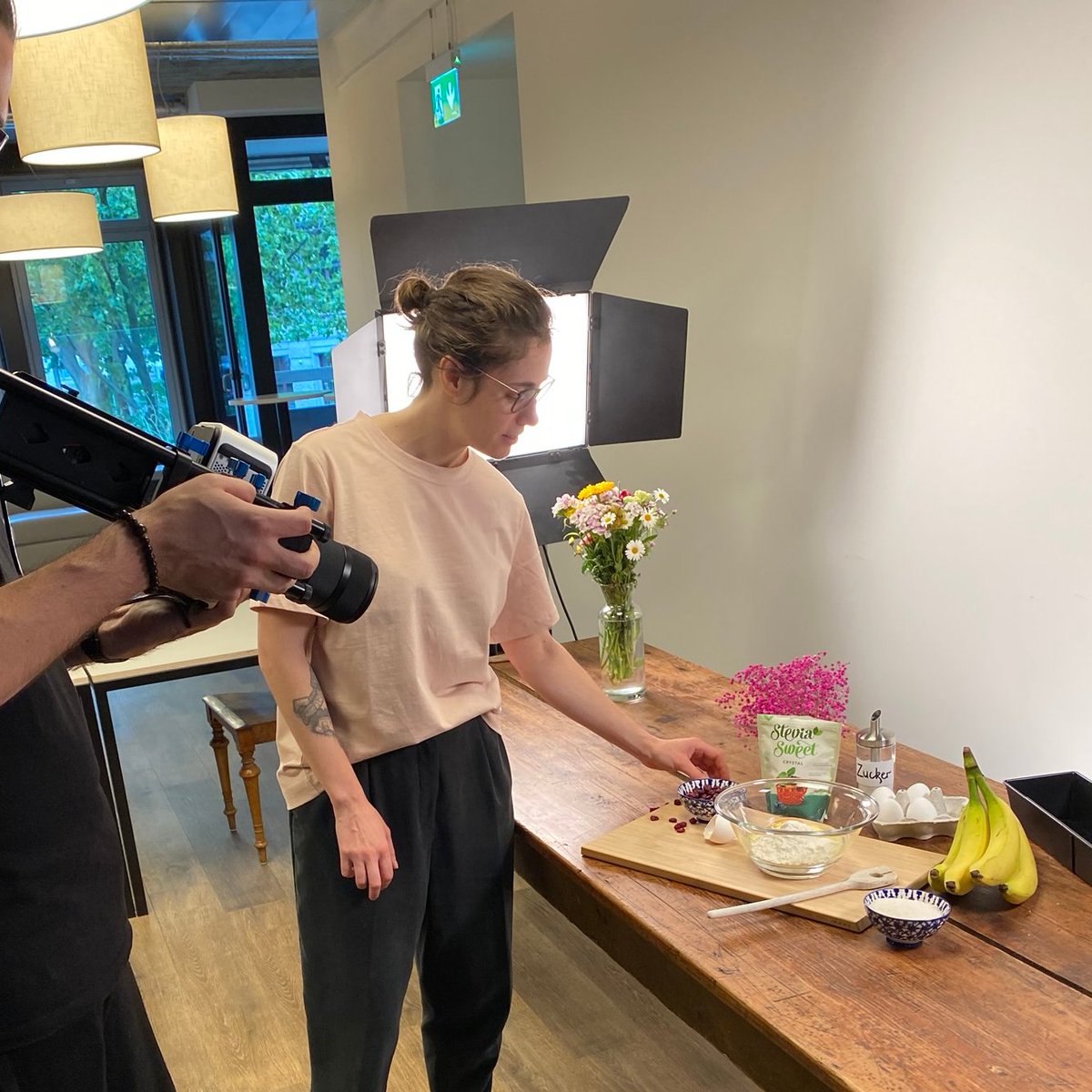 Aktuelles aus der BlueGlass Küche: Gemeinsam mit unserem Partner @eStudiosZH drehen wir neue Creatives für die SteviaSweet Kampagne. Erkennt ihr, welches leckere Lifestyle-Rezept wir gezaubert haben? 🍰🌿

#AgencyLife