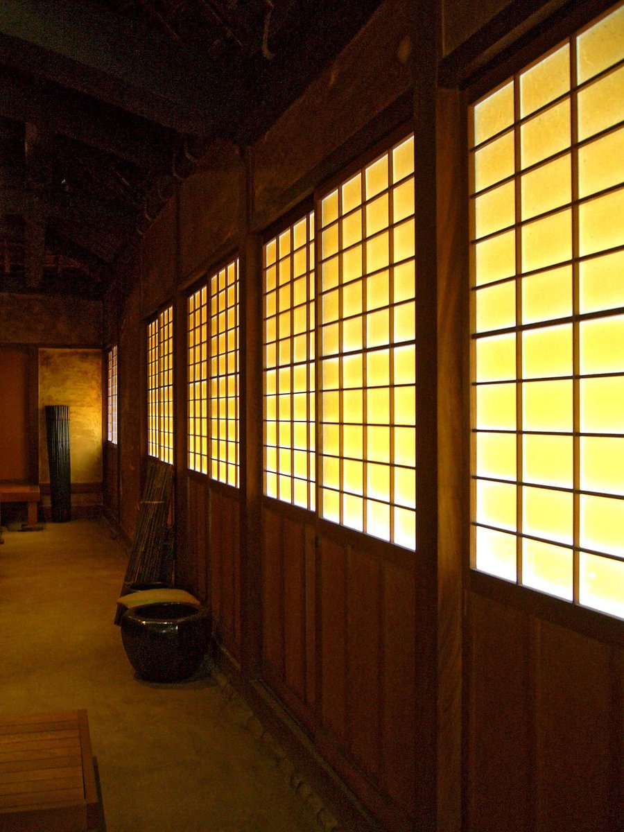 Sur une surface parfaitement polie, les jeux d’ombres et de lumières créent une belle harmonie. C’est une interaction visible dans les portes coulissantes japonaises Shoji traditionnelles.