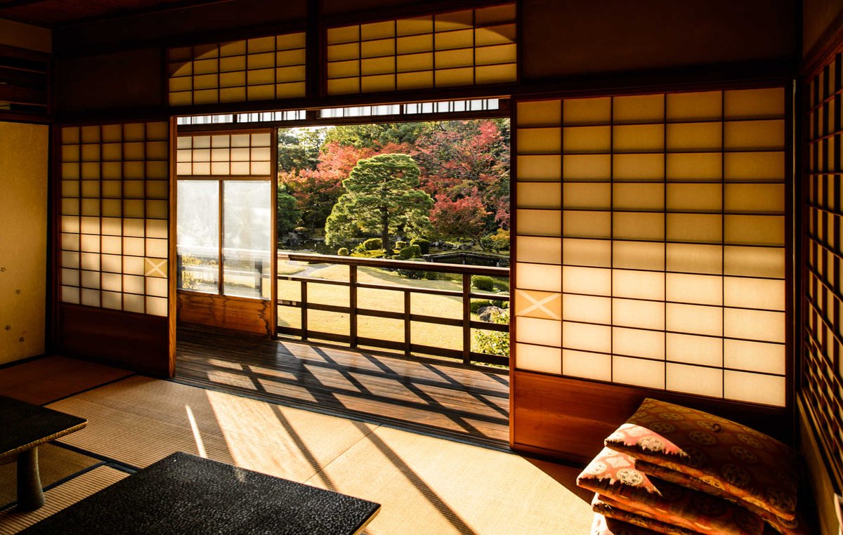 Sur une surface parfaitement polie, les jeux d’ombres et de lumières créent une belle harmonie. C’est une interaction visible dans les portes coulissantes japonaises Shoji traditionnelles.