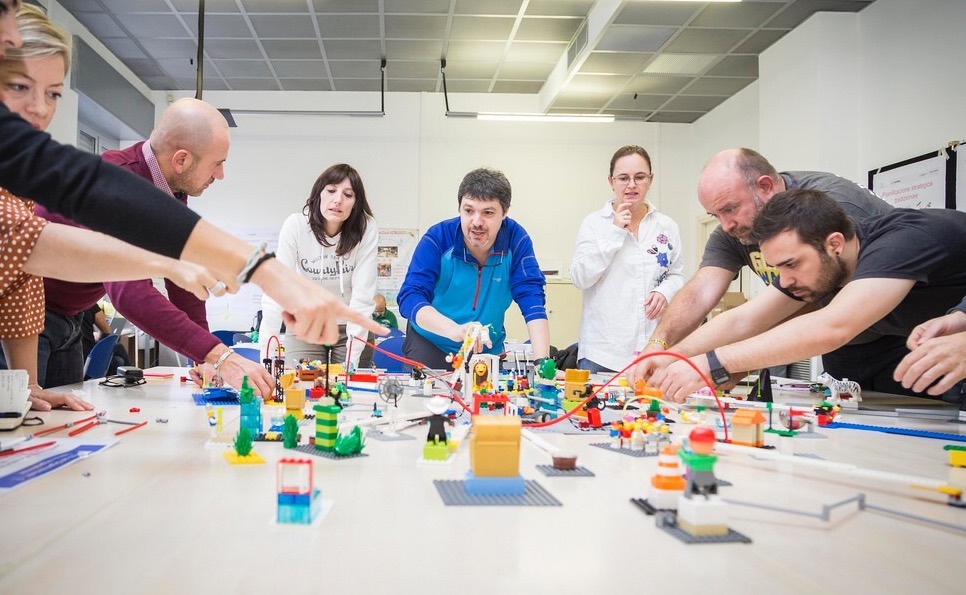 OngoingSolution's tweet photo. En Evolution Talks, aprenderás a comunicar en una reunión en 3D con LEGO®️ SERIOUS PLAY®️, entendiendo que piensan y sienten las personas sobre un tema.
#game #somosgamificacion #inuitplace #comportamiento #motivación #formación #marcaladiferencia #hazlomejor #contruyamosjuntos https://t.co/OeYQMezFI1