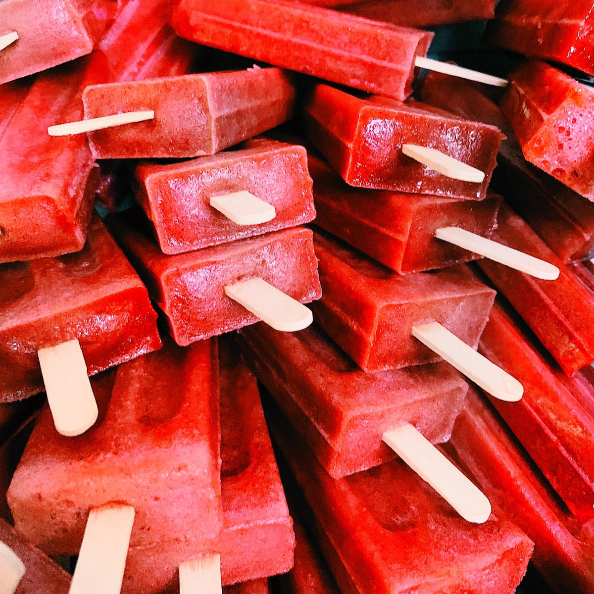 sayatasha's tweet photo. Hi, act start PKP ni i dah kena layoff. So utk meneruskan kelangsungan hidup, i ada jual ice-cream Warnapops. All Natural Ingredients yang selamat utk satu family! Raya ni i ada harga combo nak bagi &amp; murah sangat! Tak nak beli takpe, tapi tolong RT boleh? Thank you ☺️ https://t.co/IqB5GivVBw