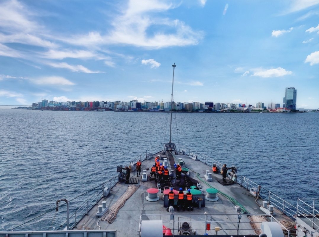 DefencePROkochi's tweet photo. #SamudraSetu
#VandeBharathMission #bringhomeexpats
#INSJalashwa anchored off Male for second wave of repatriation. Likely to embark 700 personnel including 100 ladies.
Likely departure on 15 May 20 evening.
@indiannavy
@SpokespersonMoD
@DefenceMinIndia
@DrSJaishankar @CMOKerala https://t.co/8dYwBV0Bbm