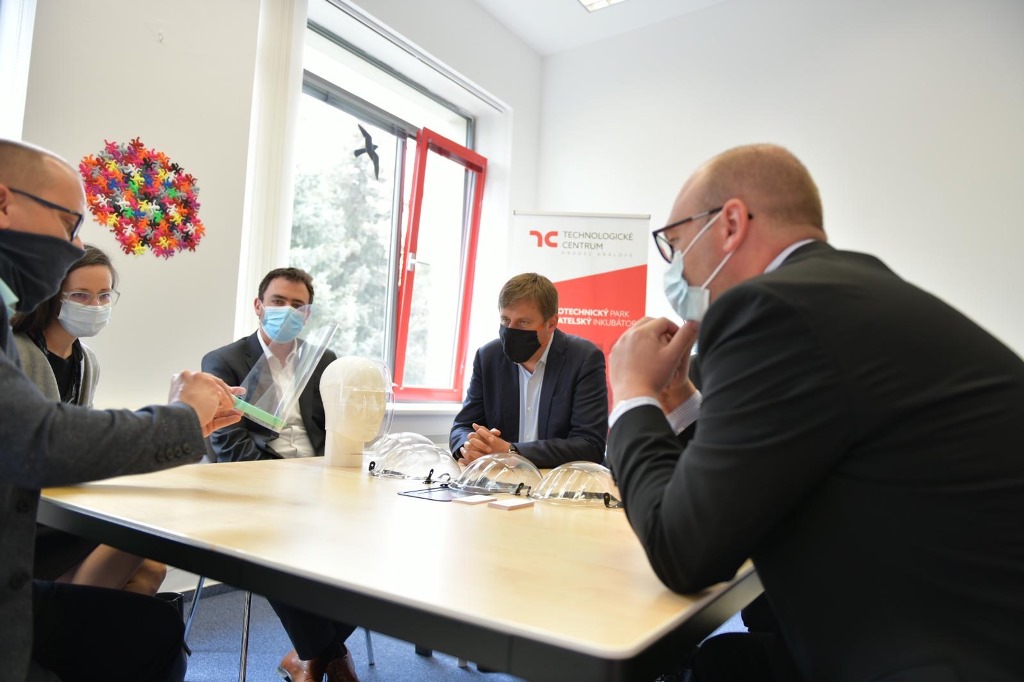 mzvcr's tweet photo. #TZMZV: Ministr @TPetricek navštívil Královéhradecký kraj, kde zavítal do firem #MZLiberec, #TriLab a Technologického centra Hradec Králové. Cílem návštěvy byla podpora českých firem, kterým @mzvcr pomáhá dostat se na zahraniční trhy. → https://t.co/Y6RhXjJvz9 https://t.co/fuj7FQprPA