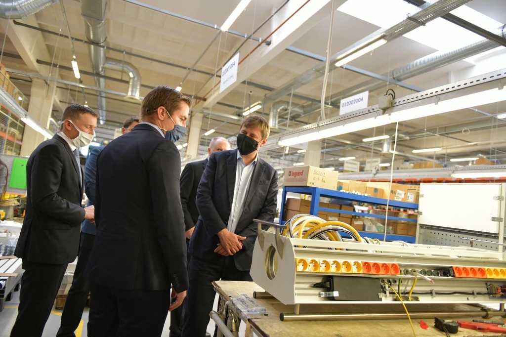 mzvcr's tweet photo. #TZMZV: Ministr @TPetricek navštívil Královéhradecký kraj, kde zavítal do firem #MZLiberec, #TriLab a Technologického centra Hradec Králové. Cílem návštěvy byla podpora českých firem, kterým @mzvcr pomáhá dostat se na zahraniční trhy. → https://t.co/Y6RhXjJvz9 https://t.co/fuj7FQprPA