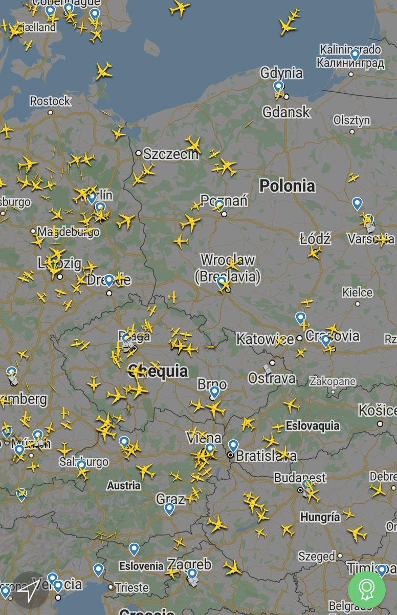ShowMeTheSky1's tweet photo. #VolandoVoy #LineaRecta Media Europa cubierta de tráfico aéreo... #Normalidad... Y en Españistan encerrados... #NuevaNormalidad https://t.co/EAOKWIuOGS