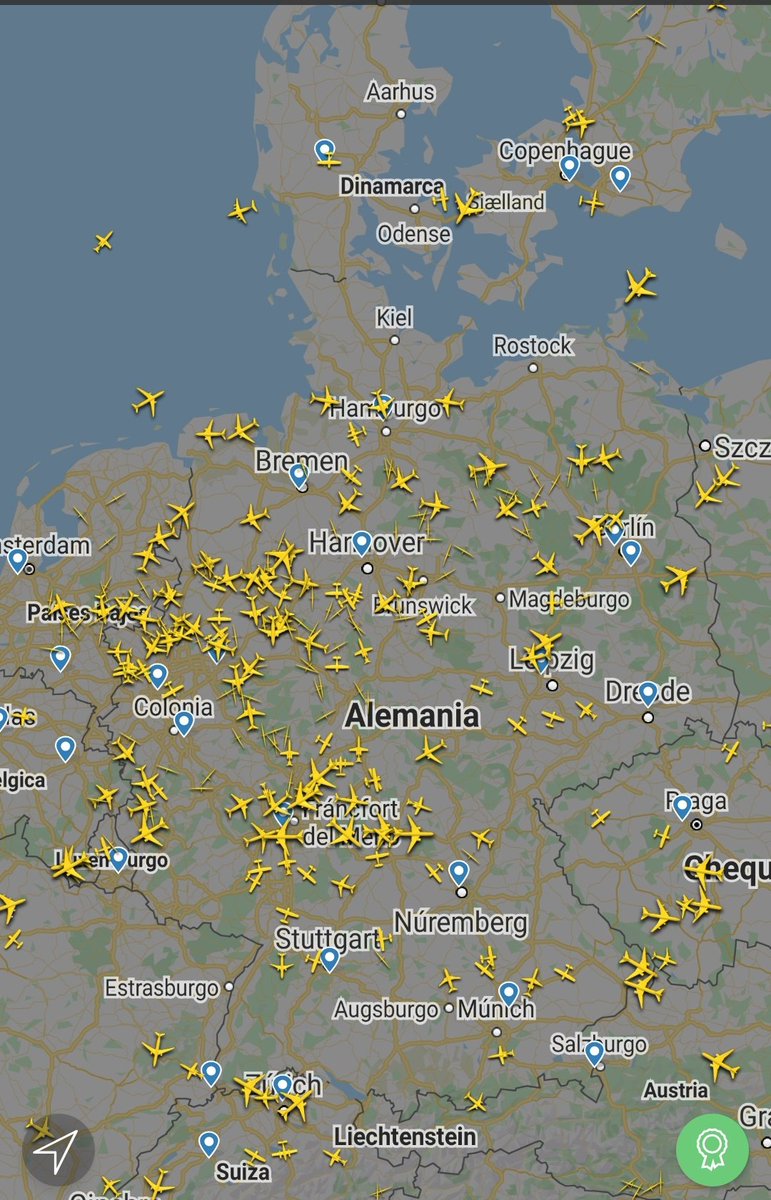 ShowMeTheSky1's tweet photo. #VolandoVoy #LineaRecta Media Europa cubierta de tráfico aéreo... #Normalidad... Y en Españistan encerrados... #NuevaNormalidad https://t.co/EAOKWIuOGS