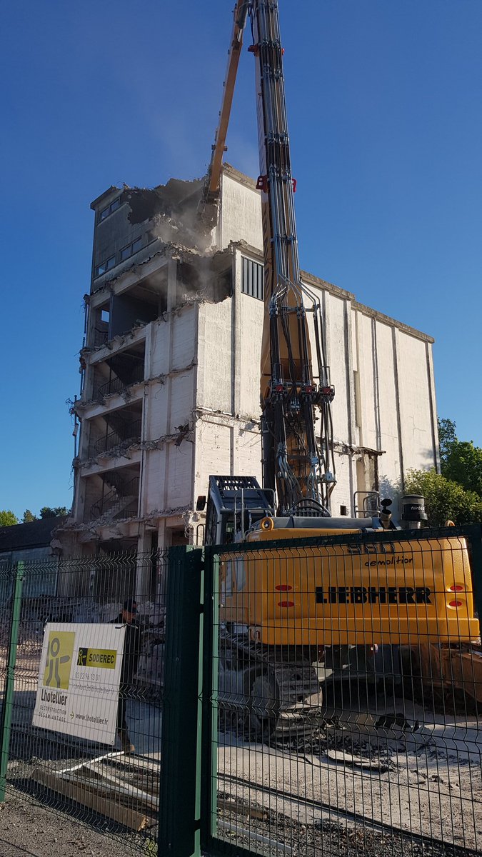 Pascal8044's tweet photo. Une page se tourne a Boves (80)... quel beau silo qui a rendu bien des services aux producteurs de semences de Noriap... et bientot une belle plateforme a côté du silo principal pour la moisson 2020 ! https://t.co/I5lwrdaRG7
