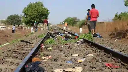 Is a poor person's life just an accident?A  #thread documenting migrants' journey home that turned to hell due to apathy and incompetence. 1. 16 migrants out of 20 killed after a cargo train ran over them while they were sleeping on the tracks in Aurangabad on 8th May.