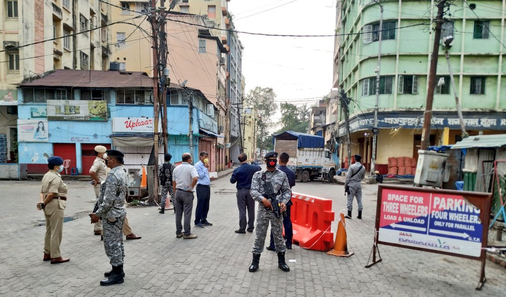 himantabiswa's tweet photo. To assure people of best help from district administration and urge them to adhere to rules, we visited two containment zones of Guwahati ~ Fancy Bazar and Kumara Para.

We shall need to stay inside, be vigilant and co-operate with administration. Any laxity will cause problems. https://t.co/9y0wcu1VFj