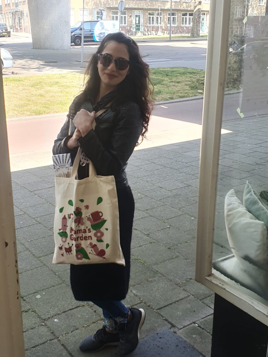 Mamasgarden010's tweet photo. Wat was het ongelofelijk leuk om alle moeders en kinderen blij te maken met het Koningsdag Quarantaine Pakket👑🛍️ We willen jullie ook graag laten meegenieten. Bekijk alle foto's op Instagram @Mamasgarden010 ! #ThrowbackThursday https://t.co/zy1g3JvdI7