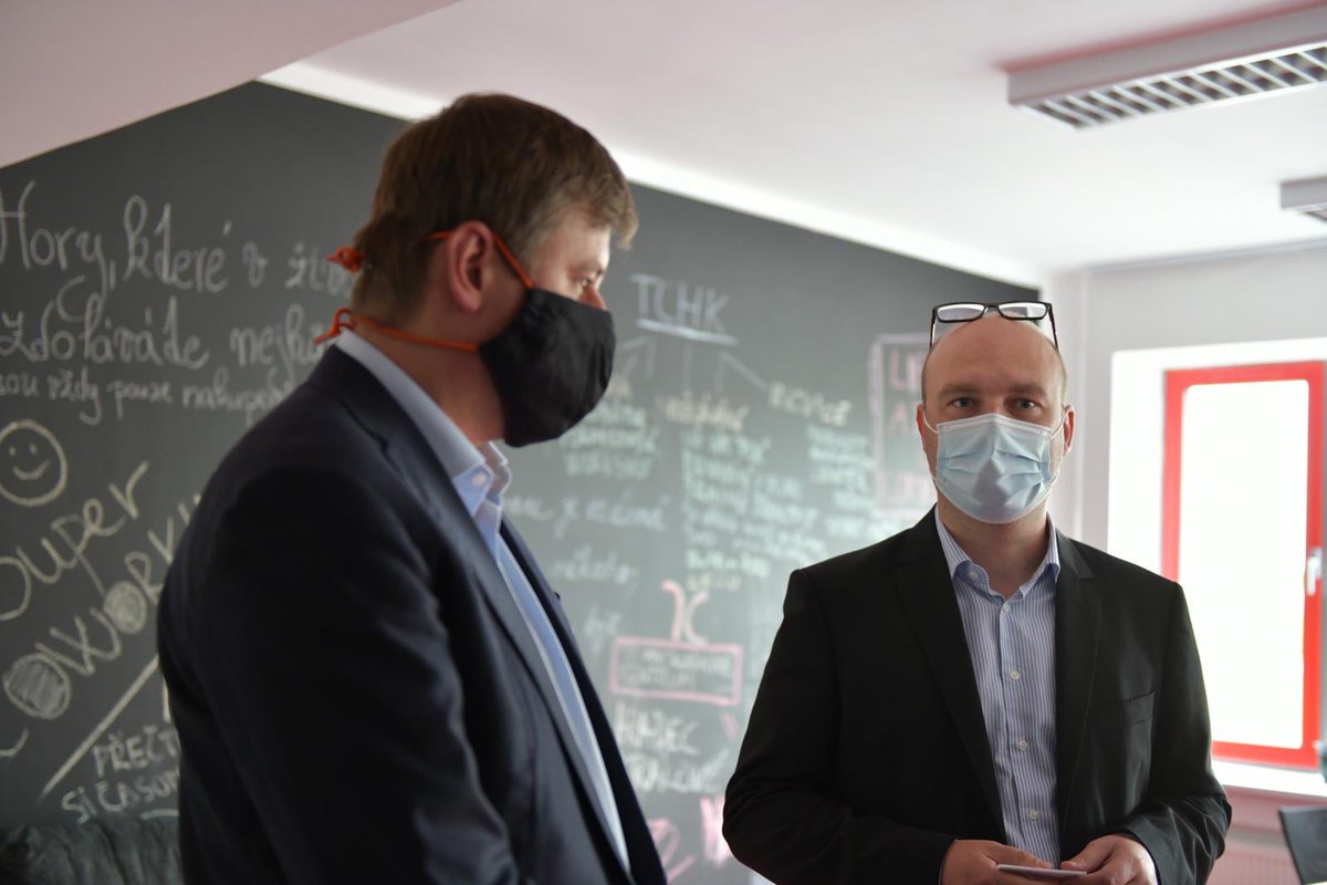 TPetricek's tweet photo. Firma #TriLAB nás uvítala v prostorách Technologického centra v Hradci Králové, kde se nachází výrobní a vývojová sekce. Vyvinuli zde levný a masově vyrobitelný štít #Masq pro ochranu před koronavirem. Štítů se vyrobí až 1 500 kusů denně. https://t.co/pgqd9ItQJV