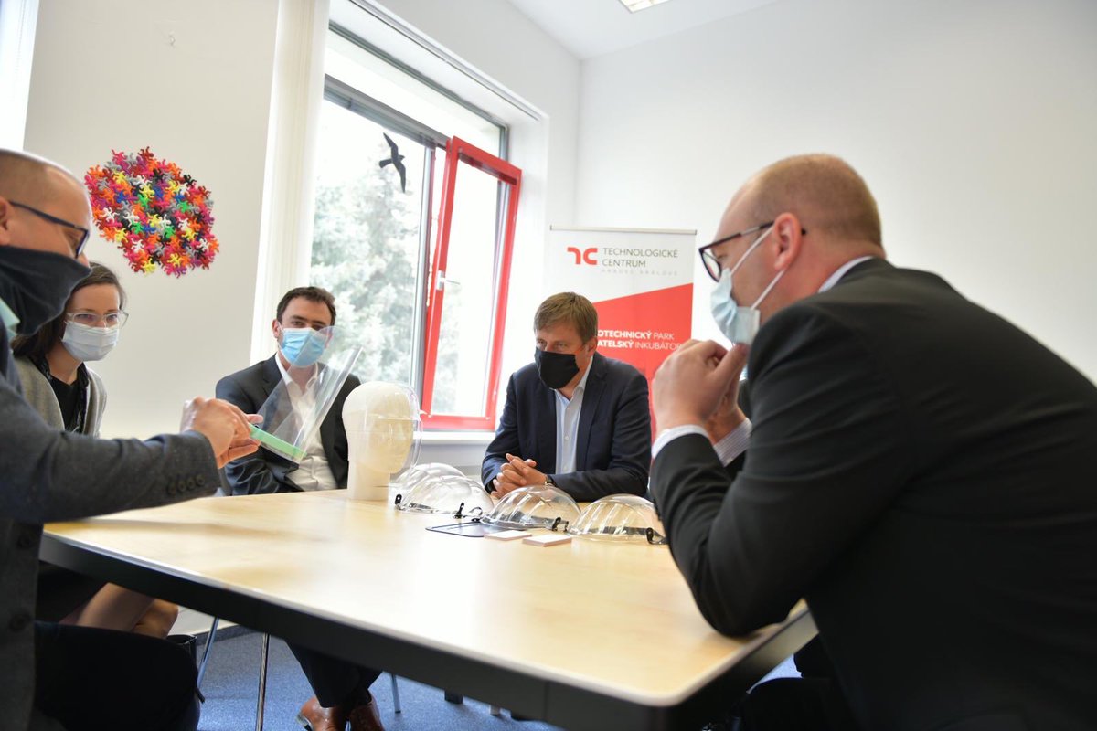 TPetricek's tweet photo. Firma #TriLAB nás uvítala v prostorách Technologického centra v Hradci Králové, kde se nachází výrobní a vývojová sekce. Vyvinuli zde levný a masově vyrobitelný štít #Masq pro ochranu před koronavirem. Štítů se vyrobí až 1 500 kusů denně. https://t.co/pgqd9ItQJV