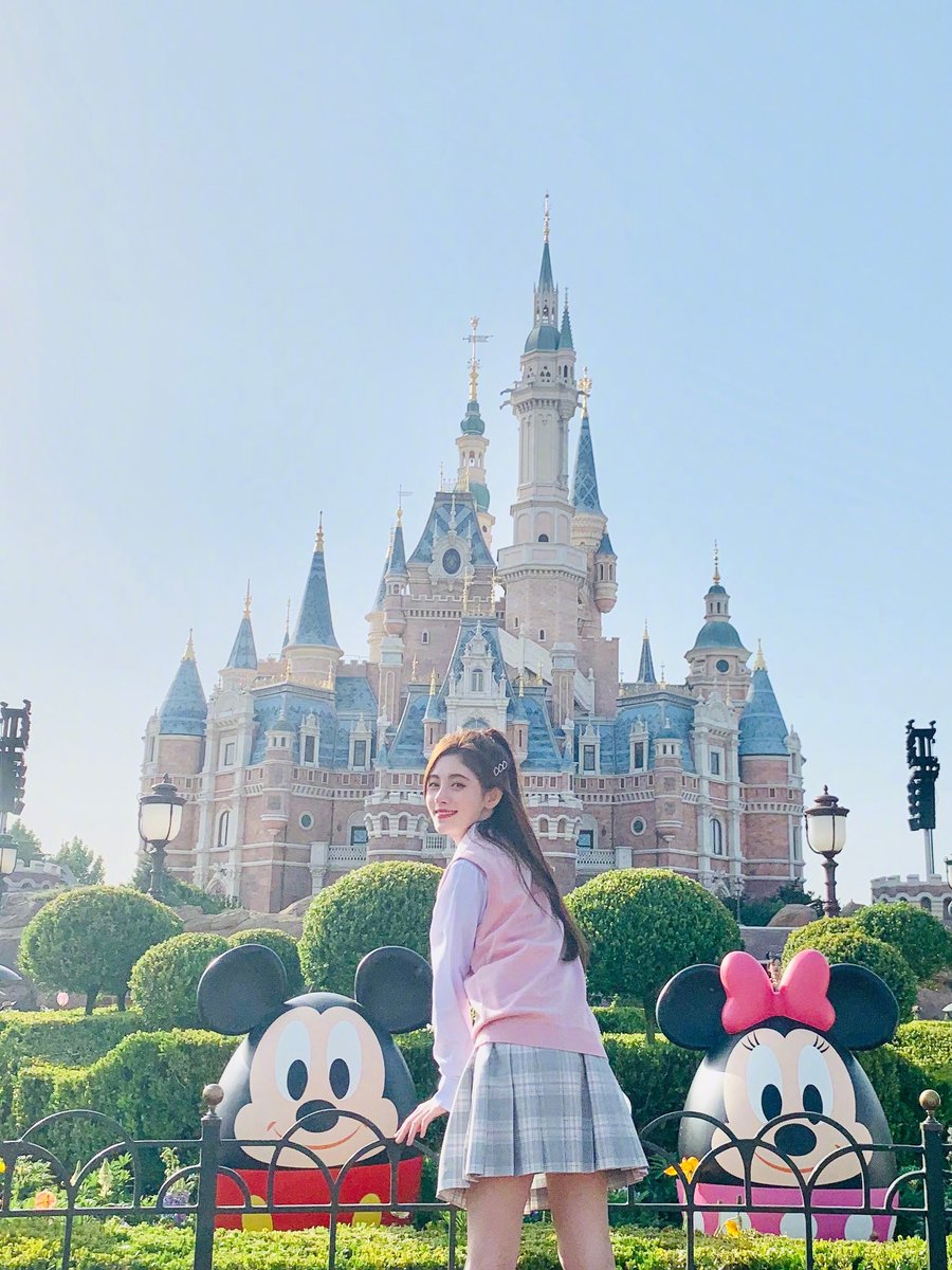 arieskiku's tweet photo. 200514 :鞠婧祎 Weibo Update ✨

快乐迪士尼！

#jujingyi #จวีจิ้งอี #鞠婧祎
(9 pics): https://t.co/Dd8ZjpJ5jB https://t.co/LsCa3reAaD