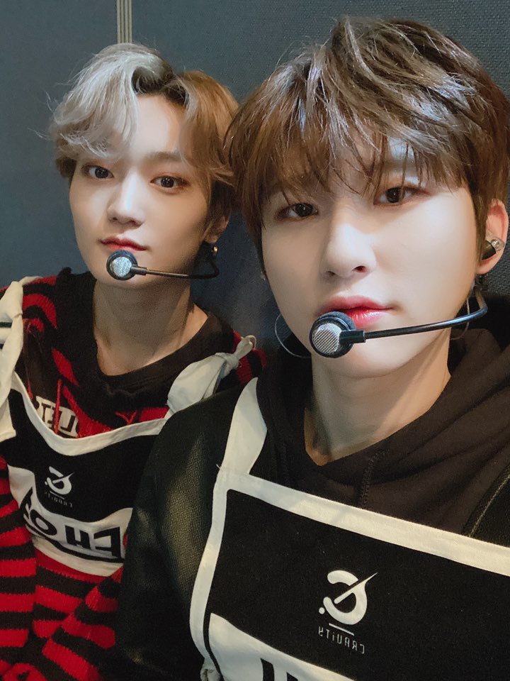 CRAVITY_twt's tweet photo. 오늘의 엔딩요정 영태링이랑 🦊🐻

 #오늘은영태 #아니고태영 #멋있더라 #우빈 https://t.co/rFmR8huUbM
