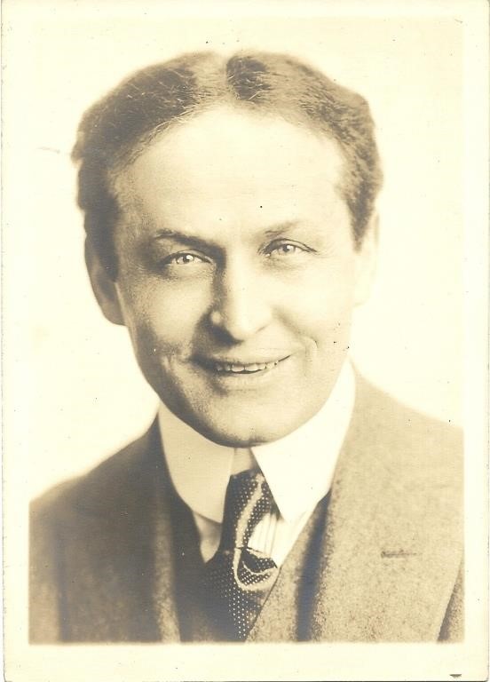 LeeAsherMagic's tweet photo. Want to own original #Houdini items? Find several legit pieces for sale in Haversat & Ewing's auction this Friday & Saturday. Authentic #Houdini posters, postcards, signatures! https://t.co/OHm6lxDu36 Sign-up & bid. #MagicAuction #Ad #HaversatEwing https://t.co/dDAEpDXpsI
