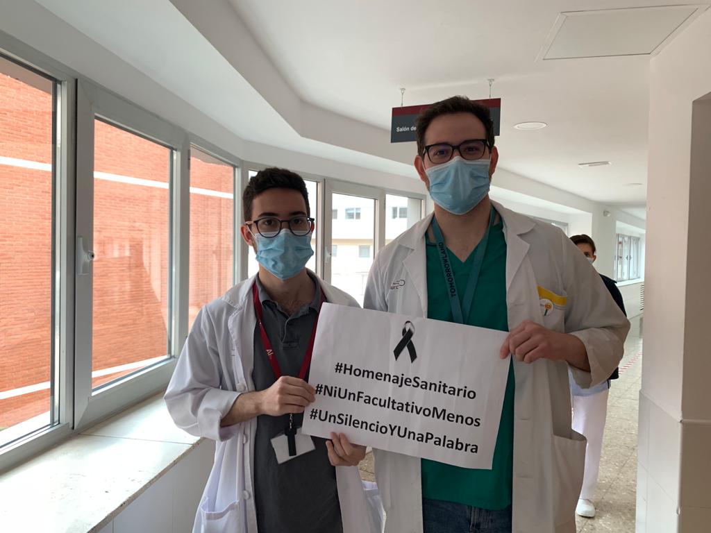 cesmmur's tweet photo. Compañeros de #Otorrinolaringología se han sumado al #HomenajeSanitario en el hospital Virgen de la Arrixaca @AreaUnoArrixaca para recordar a los profesionales fallecidos por #COVID19 #NiUnFacultativoMenos #UnSilencioYUnaPalabra @cesm_sindicatos @OMC_Espana @_CEEM @facme_es https://t.co/49N2RmpodF