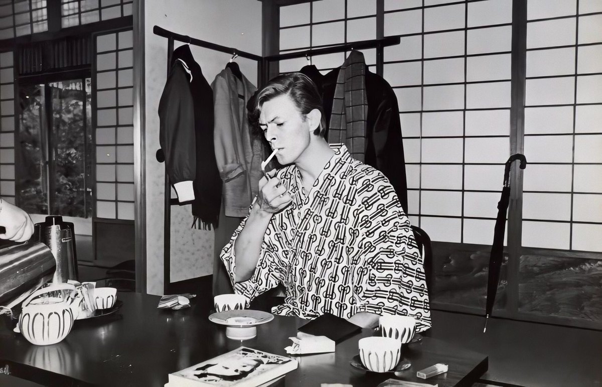 80年代のデヴィッド ボウイの写真には 旅館の良さが全て詰まっていた 色気半端ない 漂う文豪感 Togetter 80年代のデヴィッド ボウイの写真には 旅館の良さが全て詰まっていた 色気半端ない 漂う文豪感 Togetter