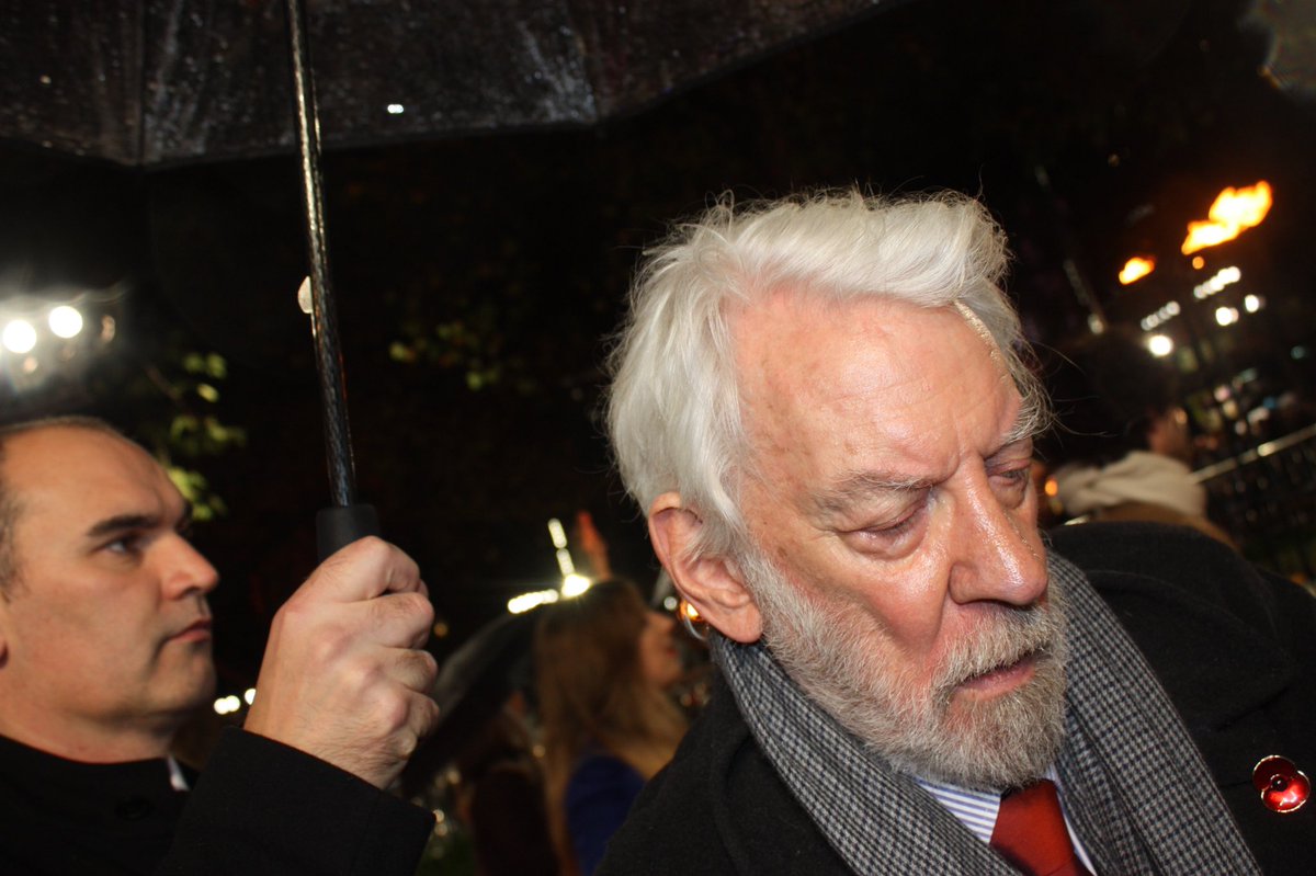 We met Donald Sutherland, who commented on how freeeeeezing it was. Then came Elizabeth Banks (her poor dress), Laura Haddock and Jena Malone. They were being dragged into the cinema so couldn’t stop but all waved and apologised 