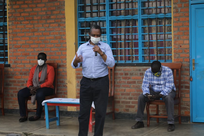 RwandaEmergency's tweet photo. Min. @ashyaka ahumuriza  abasenyewe n'ibiza bacumbikiwe kuri Groupe Scolaire Vunga ati: "Muhumure, Leta y'u Rwanda irabatekereza, ibitayeho. Twaje kubabwira ko nubwo bitoroshye nta kiruta ubuzima. Mwabonye ubufasha, mukomere n'imibereho yindi tuzafatanya kuyizamura." https://t.co/1xmLMFGbpI