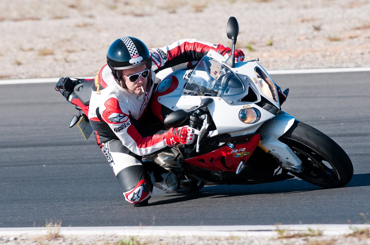 F4G4N's tweet image. Just imagine a solution - other than cycling or walking - that the government and media could promote to ease congestion, satisfy social distancing measures, offer an alternative to (currently fucking ridiculous) public transport and help fight the epidemic. 

#BecauseMotorbike