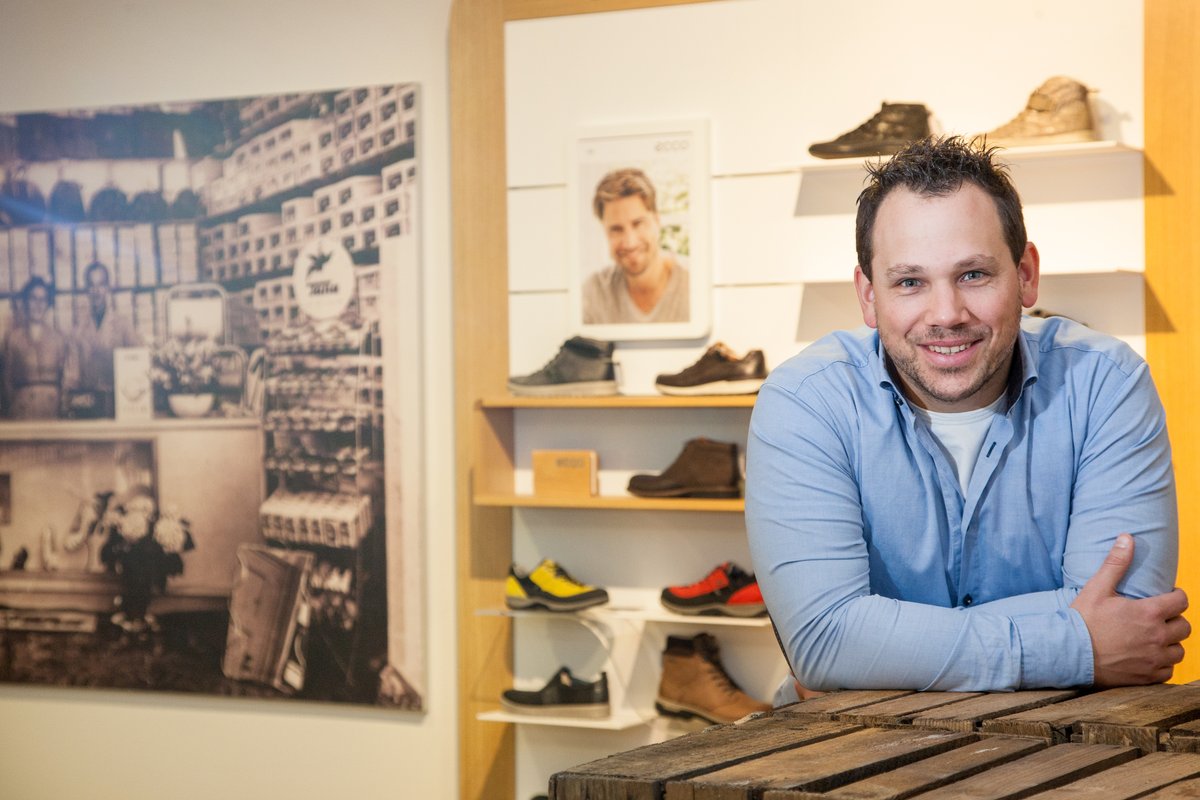 Arjan Schuurman van <a href="/SchuurmanSchoen/">Schuurman Schoenen</a> : 'De aarde vies achterlaten, dat moet je toch niet willen met z'n allen? Doe ook die scan'
Schuurman schoenen heeft 45 vestigingen door het hele land. Lees hier hoe en waarom zij duurzaam werken:
achterhoekonderneemtduurzaam.nl/schuurman-scho…