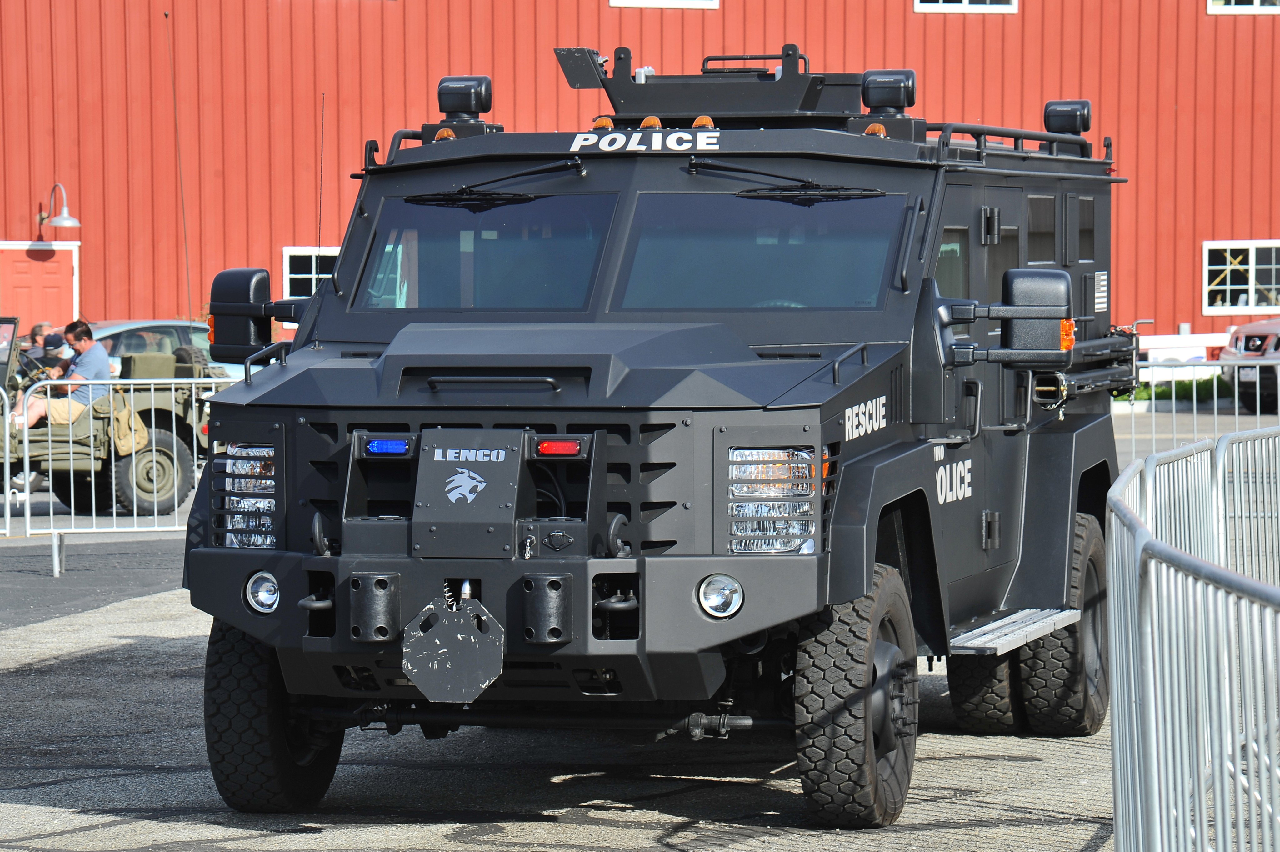 Uzivatel ｔｚ Na Twitteru カリフォルニア州チノ市警察 Swat Team Lenco Bearcat 装甲人員輸送車 アメリカ合衆国でのベストセラー装甲車 国内の軍 警察 Fbi連邦捜査局など数多く採用されています ２年前の今月 アメリカの航空ショーに行った際の撮影 決して
