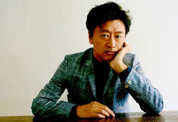 レナード 桑田佳祐のスタンスで好きなのは 例えば 波乗りジョニー や 白い恋人達 といった大ヒットしたシングルでもアルバム に入れないところ アルバムをヒット曲の寄せ集めではなく一つの作品として作り上げているのだろう そういう昔気質のこだわりが