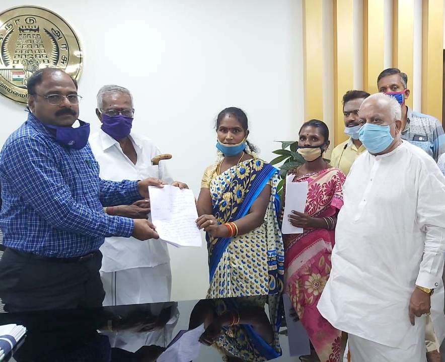sivakumarie's tweet photo. Fruit vendors and traders of #vaniyambadi submit a memorandum to #tirupathur collector MP Sivanarul demanding reinstatement of #CecilThomas back to #VaniyambadiMunicipality, he was shunted after damaging fruits&veggies of pavement vendors @xpresstn https://t.co/kFQnnVbBjZ