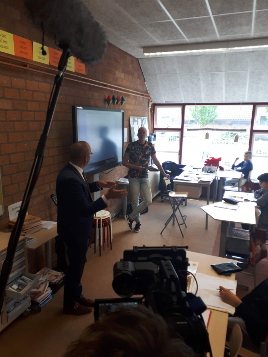 SchakelBasissch's tweet photo. Burgemeester @tcsegers bracht een bezoek aan @SchakelBasissch en sprak kort  met leerlingen en leerkrachten @sanderdenouden en @wimvanheteren Een mooi moment en wat een betrokken burgemeester! Hij werd vergezeld door Fact&amp;fable. Dat wordt ongetwijfeld een mooie weergave. https://t.co/UxRl3Z81L2