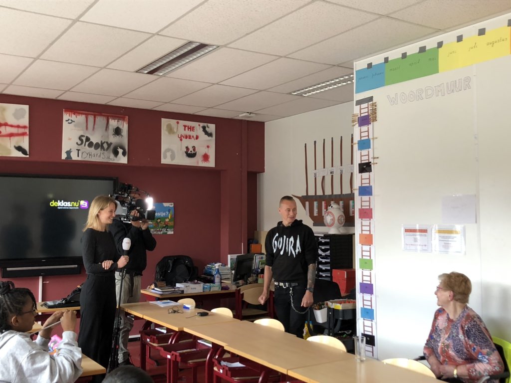 Vandaag was het @jeugdjournaal bij ons op school. Meester Dimitri gaf groep 8 vandaag les over het bombardement op #Rotterdam in 1940. Dit deed hij samen met zijn oma. Check het item vanavond om 19.00 uur in het Jeugdjournaal op Zapp. <a href="/RVKO_Rotterdam/">RVKO Rotterdam</a>