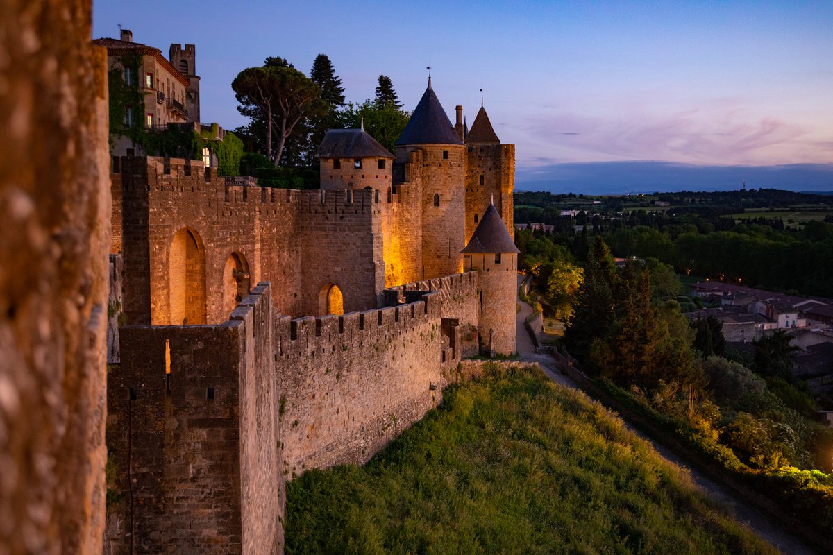 La #CitédeCarcassonne est désormais ouverte au public ! Carcassonnais(es) et habitants des environs, venez  (re)découvrir ce lieu majestueux ! 😍
NB : La visite devra se faire dans le strict respect des mesures barrières et du sens de circulation.
Photos : © Julien Roche