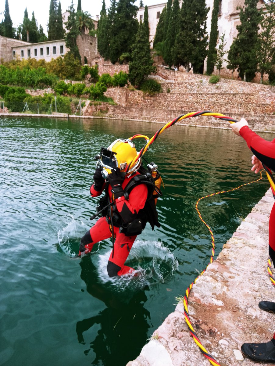 UMEgob's tweet photo. Los equipos de buceo 🤿 de la #UME retoman su instrucción específica y vuelven a sumergirse en Azud de Portacoeli y el Puerto de Castellón para actualizar sus procedimientos
#EBUME #BIEM3 https://t.co/RR449g8cGw
