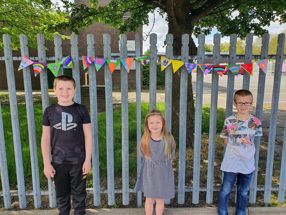 CarolineElsey's tweet photo. Love these - keep them coming! #rainbowofhope #nurturingden #hawthorndenfamily #InItTogether https://t.co/wRLWBTbcHl