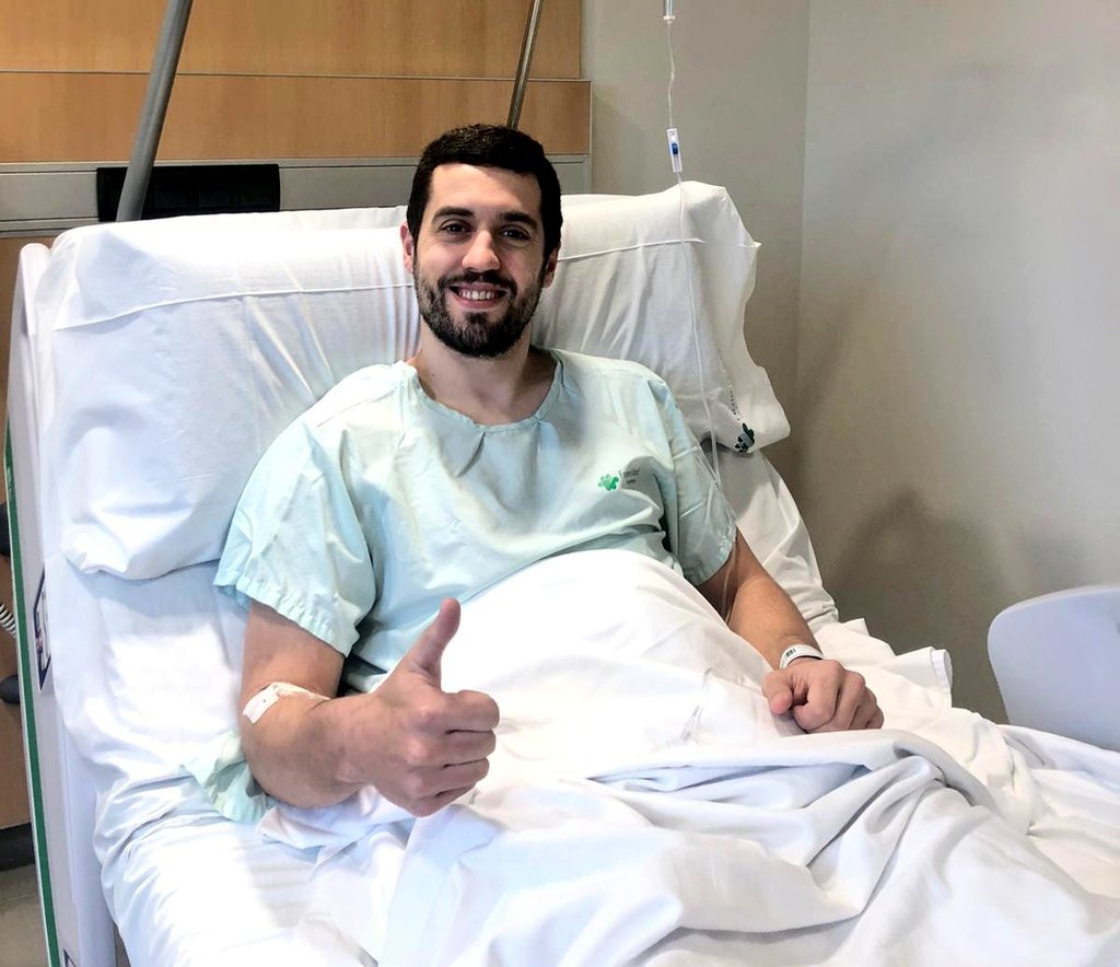 🏨 Alejandro González Racero 'Jano' ya luce así de sonriente nada más salir de quirófano.

Todo ha salido bien y desde hoy empieza a contar los días para volver al 40x20.

#ÁnimoJano