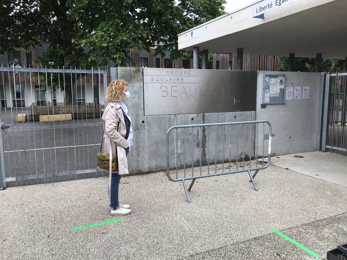 EmilieCChalas's tweet photo. 👉 Visite des écoles #Malherbe et #Beauvert dans la cadre de la rentrée des classes à #Grenoble.
Distanciation sociale, 😷, repas, les règles d’accueil ont été entièrement revues afin de recevoir les familles et leurs enfants dans les meilleures conditions. #DeconfinementJour4 https://t.co/ng8med2zBD