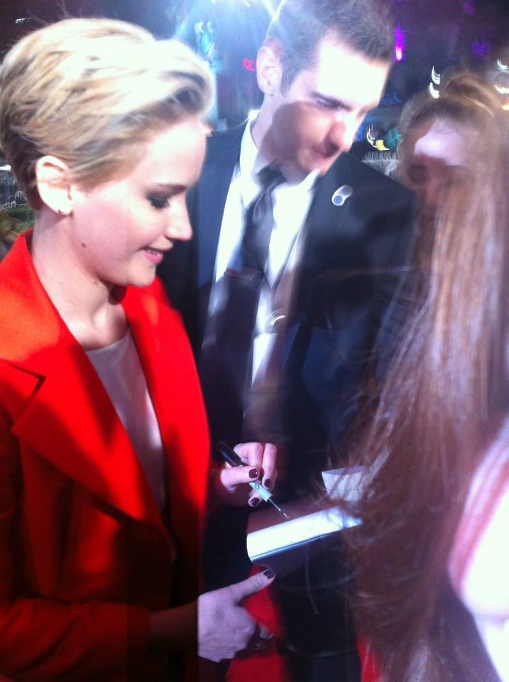 Then everyone’s fave gal Jennifer Lawrence is right in front of me and I somehow manage to blurt out an “I love youuuuuuu” to which her reaction was “Thank you!” and this adorable smile. My dad captured the moment is the hq pic and I’m forever grateful 