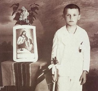 ChurchInPoland's tweet photo. 100 years ago, on May 18, 1920, Karol Wojtyla - John Paul II was born. 

Karol was born as the second son of Karol and Emilia. "In this town of Wadowice, that it all began. My life began. And school began, my studies began, and theater began, and priesthood began. https://t.co/8zcOZuJ772