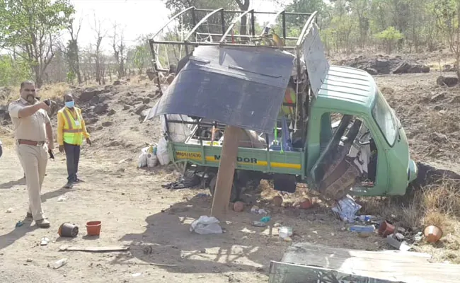 5. 1 dead, several others injured, a group of 20 travelling Mumbai to Lucknow in a tempo or a goods carrier was hit by a speeding car on the Mumbai-Nashik highway on 11th May.