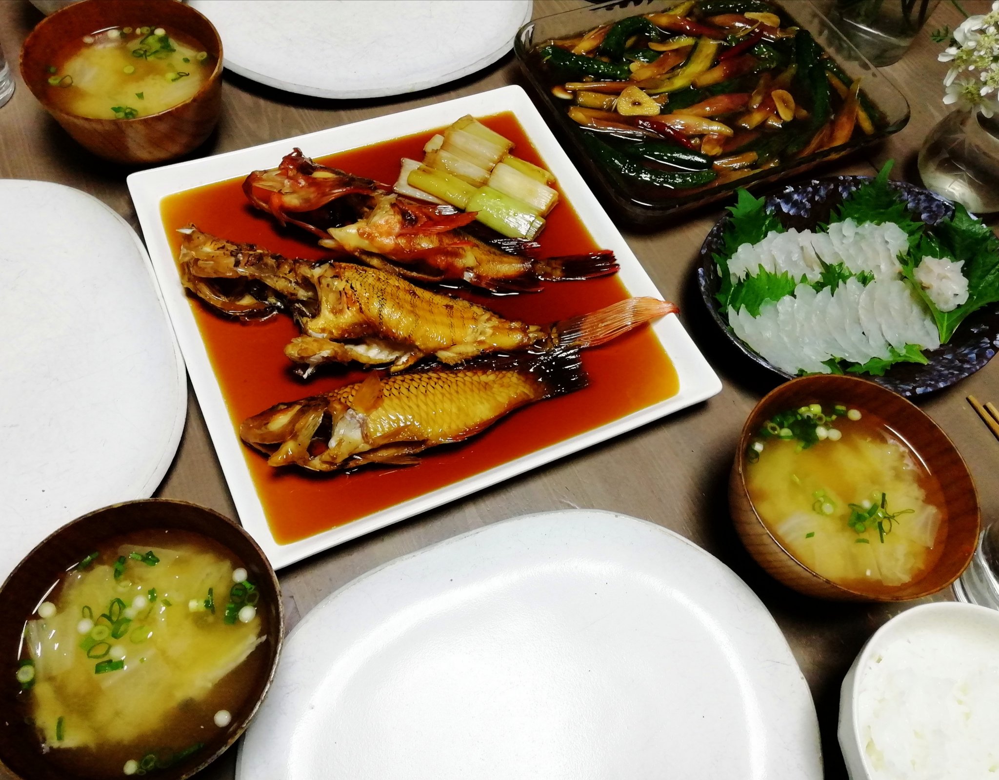 みほ 煮付け カサゴ ミノカサゴ ベラ ヒラメお刺身 姫胡瓜と茗荷のピリ辛漬け ヒラメのアラと白菜のお味噌汁 ミノカサゴは生まれて初めて食べたのですが グロい見た目なのに 酷い すっっっごく美味しかったです ๑ ㅂ ๑ Twitter家庭