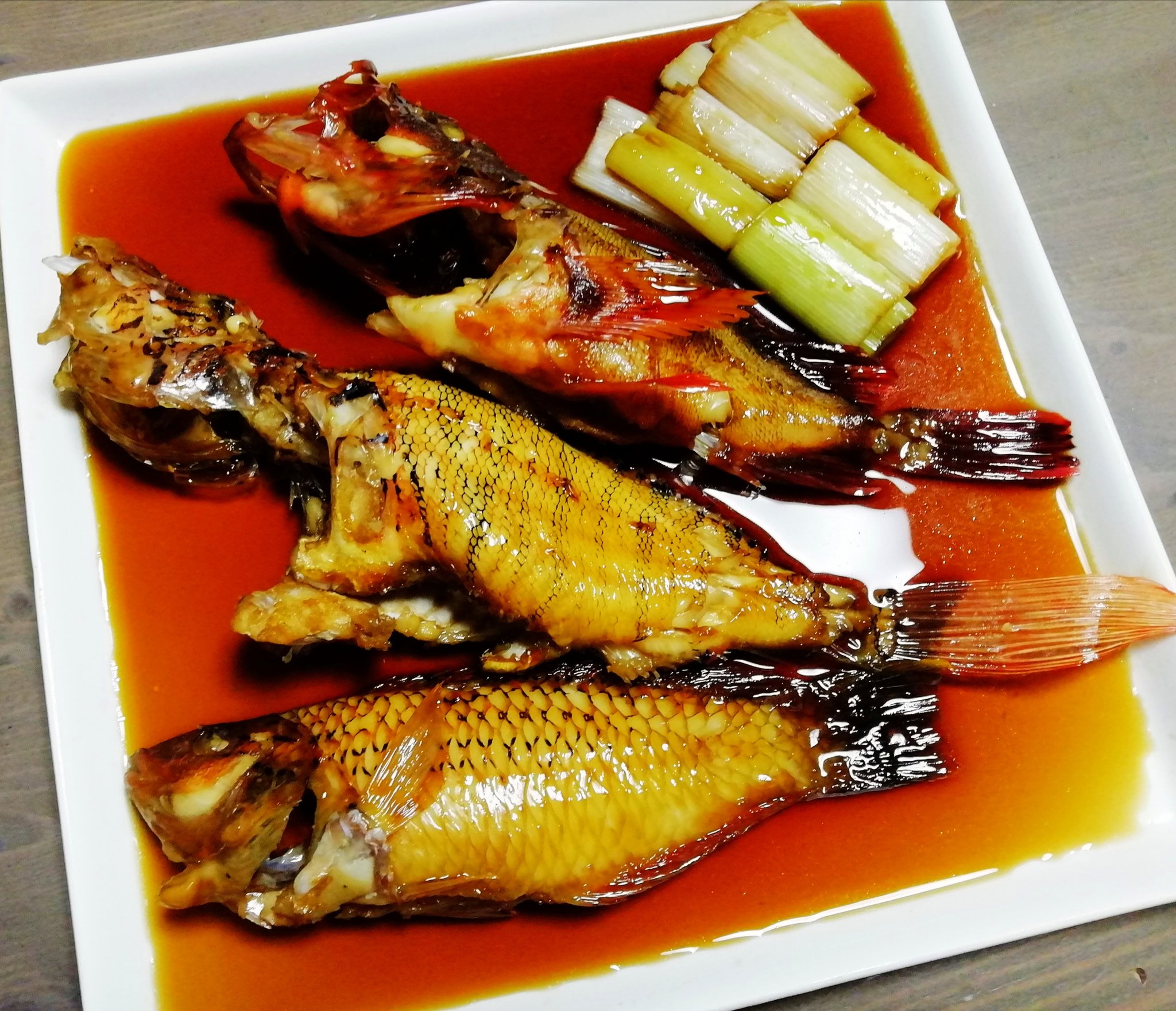 みほ 煮付け カサゴ ミノカサゴ ベラ ヒラメお刺身 姫胡瓜と茗荷のピリ辛漬け ヒラメのアラと白菜のお味噌汁 ミノカサゴは生まれて初めて食べたのですが グロい見た目なのに 酷い すっっっごく美味しかったです ๑ ㅂ ๑ Twitter家庭