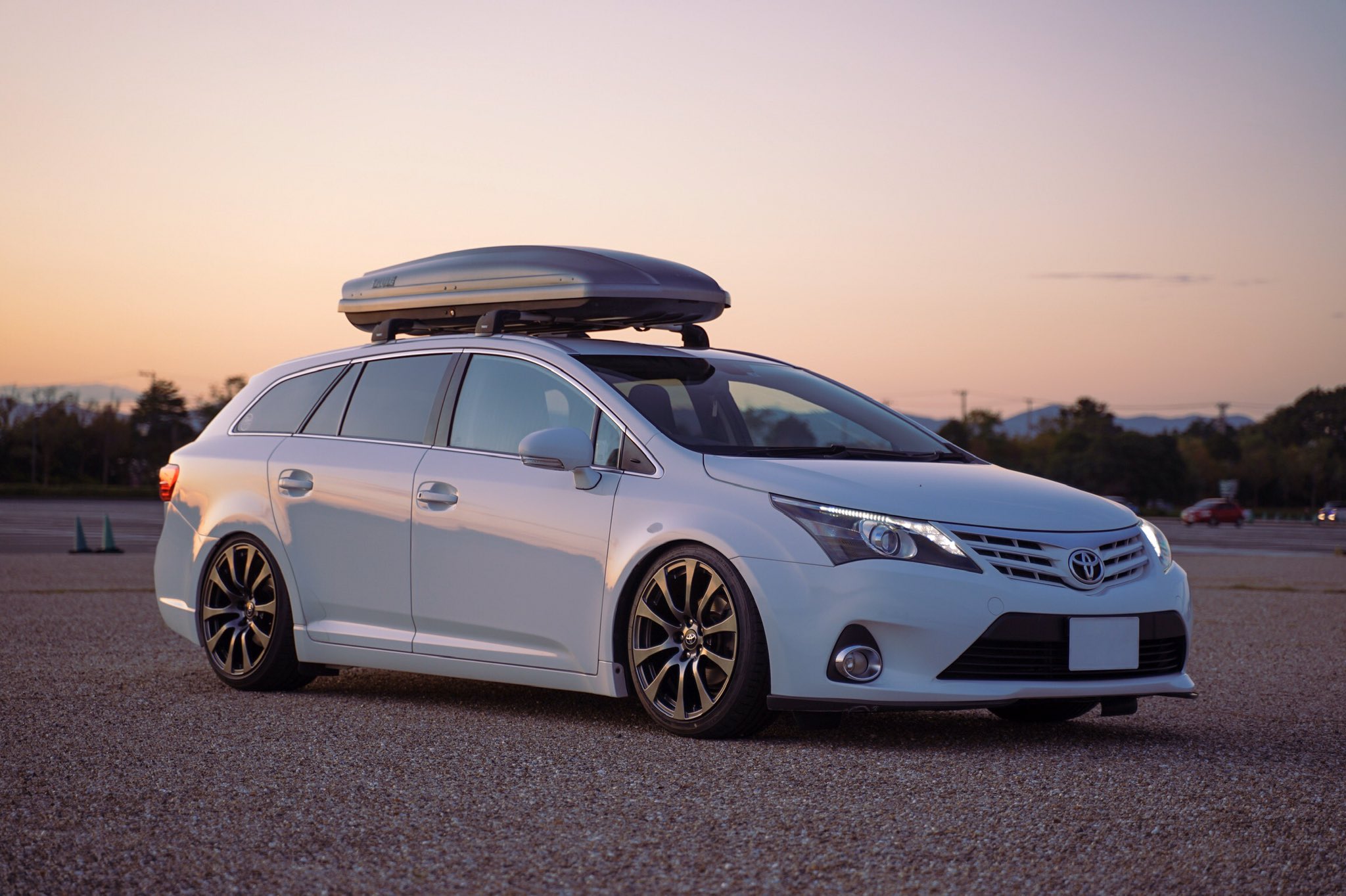 もなか アベンシス Auf Twitter トヨタ アベンシス Version 2を装着してます レクサス純正のbbs製ホイールと相まって 乗り心地は最高です Thule製のキャリア ルーフボックス 海外用drlの復活 左ハンドル用リアフォグなどでユーロスタイルに