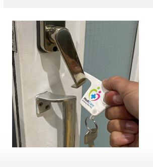JigsawCreative's tweet photo. We LOVE these new Hygiene Hook Keyrings which are designed to limit the everyday items you touch, perfect for:

🟢 Cashpoint Machines
🟢 Chip &amp; Pin Machines
🟢 Door Handles &amp; Locks
🟢 Elevator Buttons
🟢 Taps &amp; Soap Dispensers

Available with a large branding area to both sides🌈 https://t.co/amITif7XG0