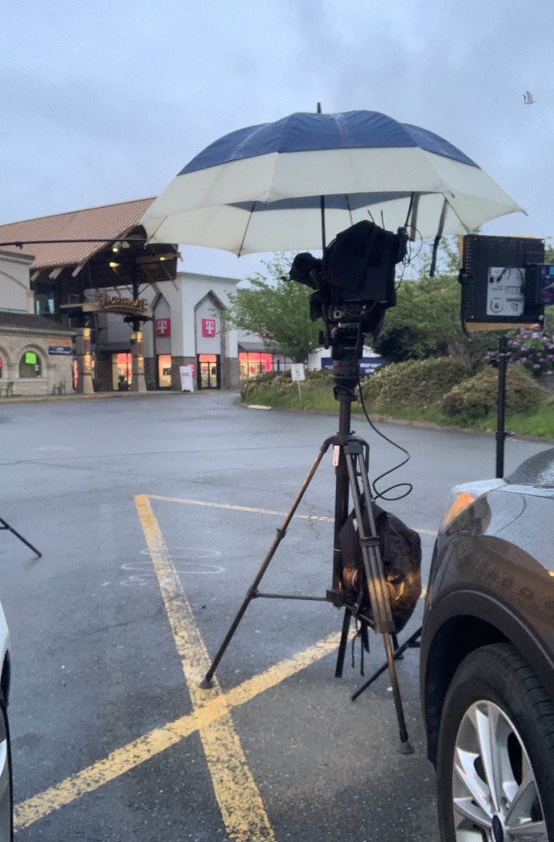 AliBradleyTV's tweet photo. Happening today: @FoodLifeline is distributing thousands of emergency food boxes for anyone struggling to put food on the table right now! 
Watch #Q13FOX for details of the opportunities to pickup a box this week 👍🏼 #AllLocalAllTogether https://t.co/kf8IkxBDUG