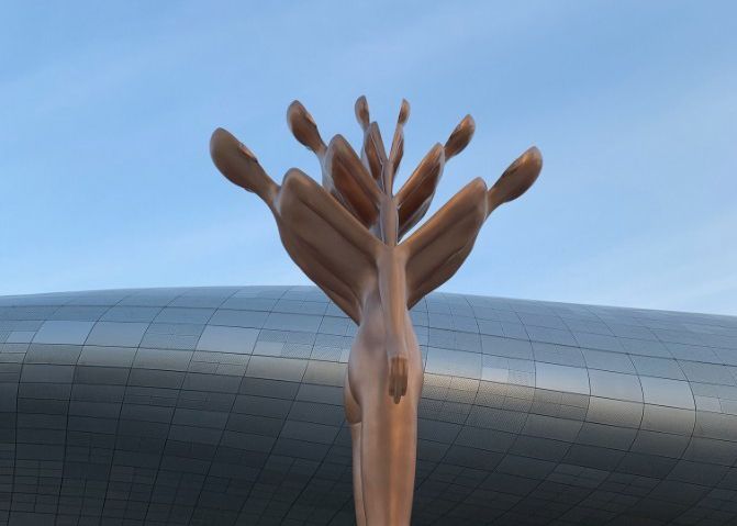 Okşan Bozkır Mirap, bizi moda akımlarına yön veren kültürü, son dönemin bol ödüllü filmlerine ilham olan mimarlık anlayışı ve ev sahipliği yaptığı güzellik markalarıyla dikkat çeken Seul'e davet ediyor.
bonemagazine.com/tr/your-story/…