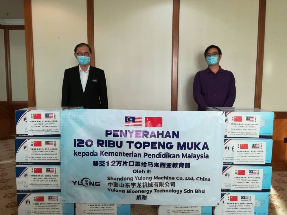 Setinggi-tinggi penghargaan dan terima kasih ingin saya rakamkan kepada Yulong Bioenergy Technology Sdn Bhd yg diwakili oleh David Dong atas sumbangan 120,000 pelitup mulut kepada pihak <a href="/KemPendidikan/">KPM</a>. Sumbangan akan diedarkan kpd sekolah utk kegunaan murid-murid dan guru-guru.